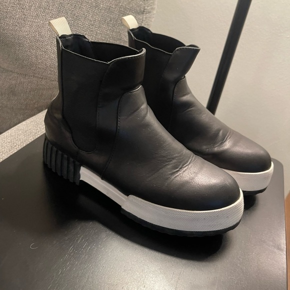 MIA - Women’s Alexander Chunky Platform Boot - Pull on - Picture 3 of 3